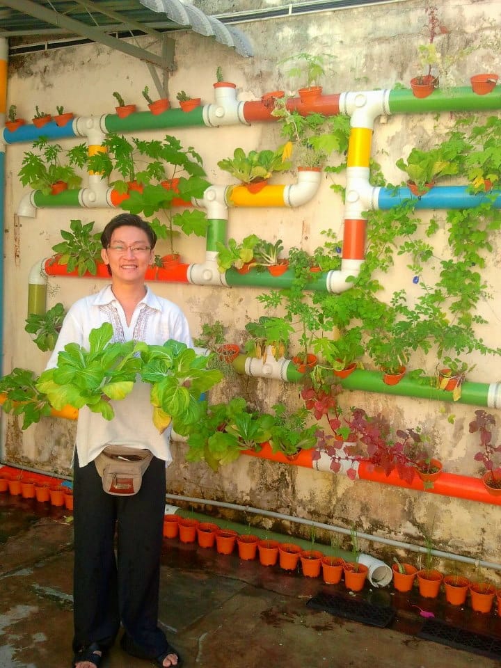 Joe Ng Kim Chew with his vertical vegetables garden at Calanthe Artisan Loft