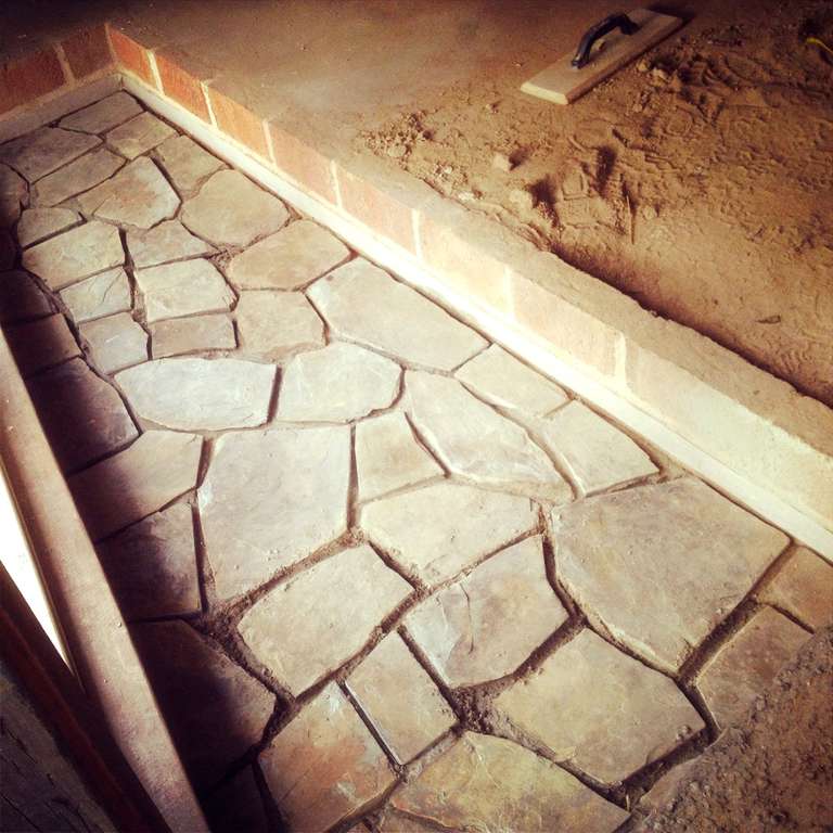 milkwood_roundhouse_earthen_floor04