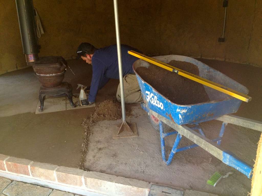 milkwood_roundhouse_earthen_floor06