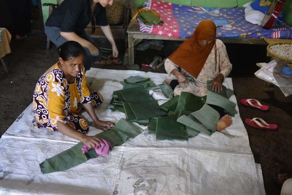 Mujiyah + Parni prepare the tempeh wrappers