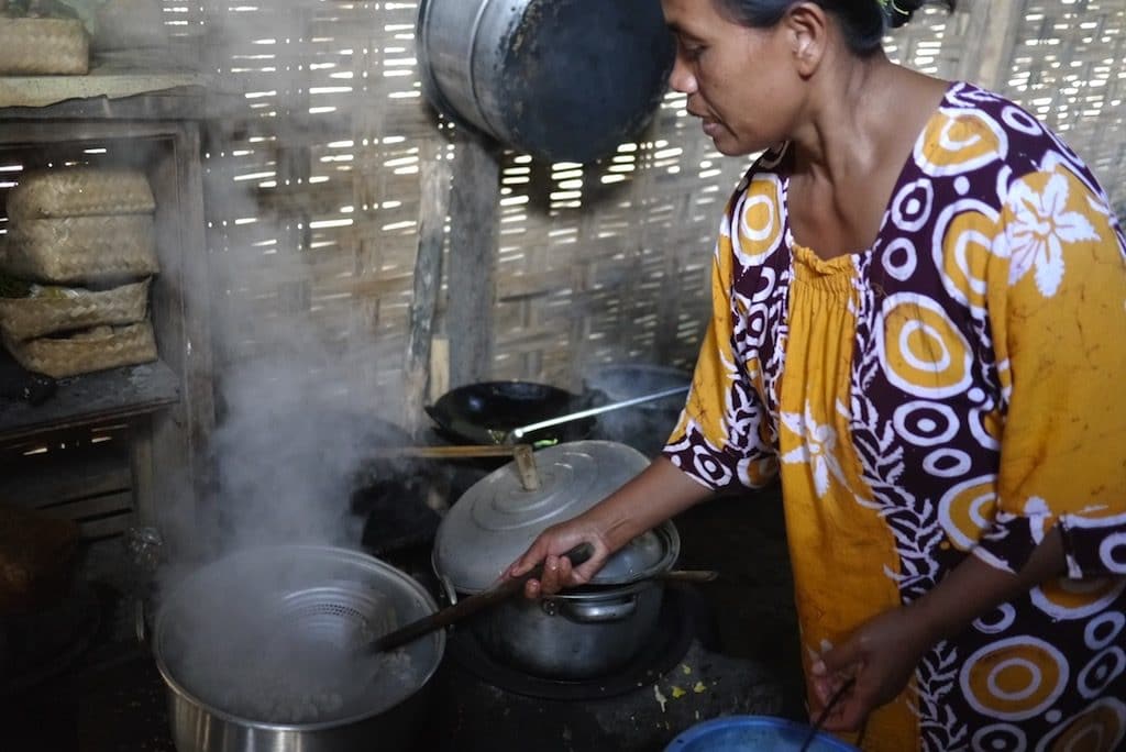 Mujiyah boiling the bunguk beans